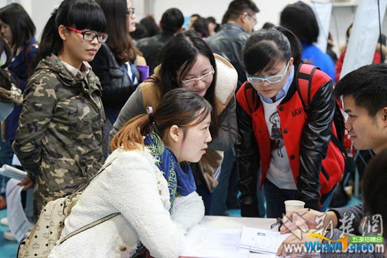 用人單位向應(yīng)聘大學(xué)生講解崗位需求