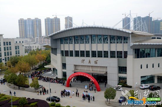 應(yīng)聘大學(xué)生在武漢輕工大學(xué)體育場前排隊進場